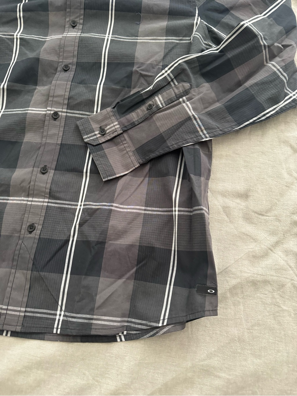 Oakley Local Long Sleeve Woven Men’s Plaid Button Down Casual Shirt in Blackout - Picture 4 of 13